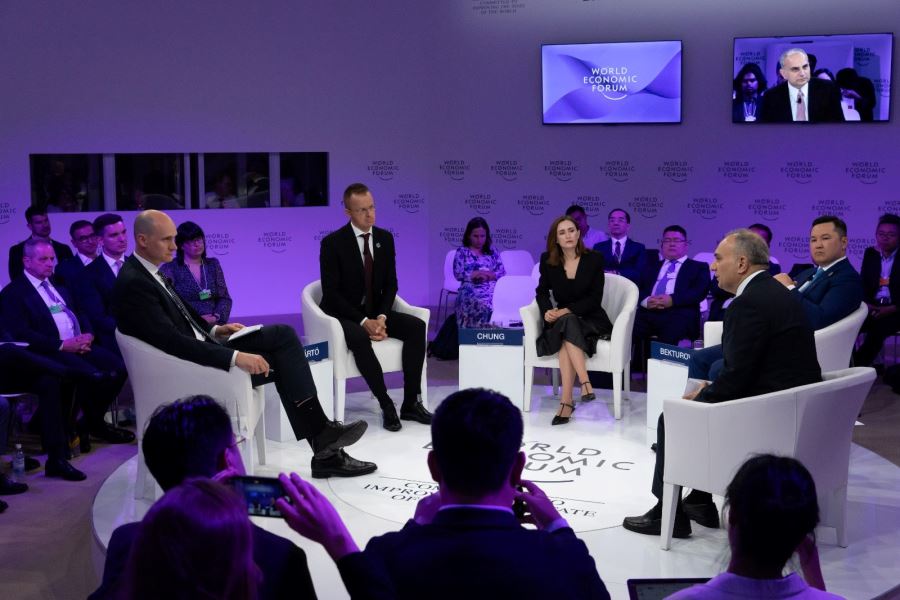 SABANCI, ÇİN’DEKİ YAZ DAVOS’UNDA DÜNYA  İŞ LİDERLERİNİ TÜRKİYE’YE YATIRIMA DAVET ETTİ